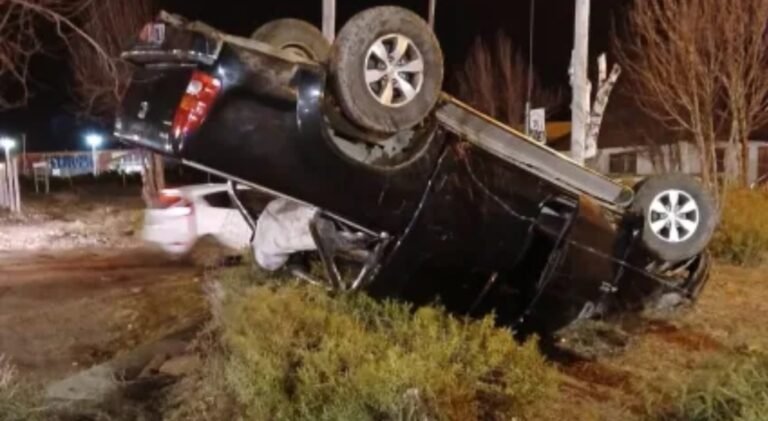 Un empleado de un taller mecánico sacó sin permiso una camioneta para pasear y volcó