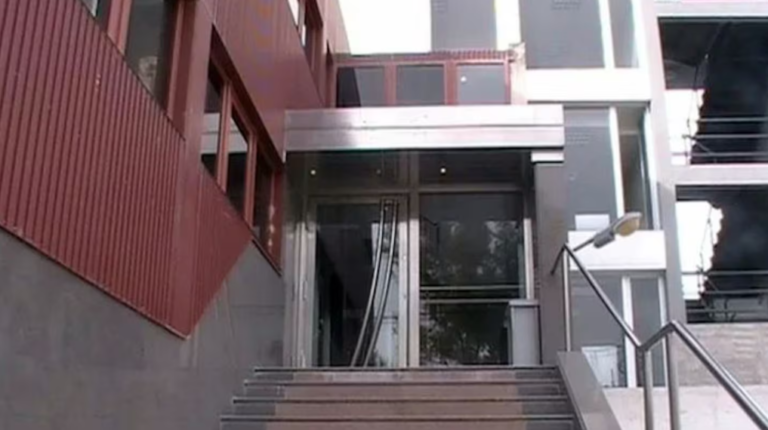 Un hombre golpeó a su mujer embarazada y a su hija de 9 años con una escalera