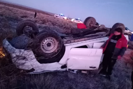 Viajaba con sus dos hijas menores, perdió el control de la camioneta y volcó
