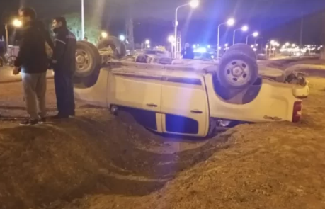 Esquivó a un motociclista, perdió el control de la camioneta y volcó