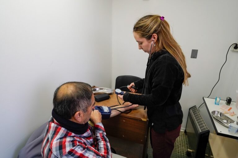 Comenzó la atención gratuita del tráiler de salud en barrio Pueyrredón