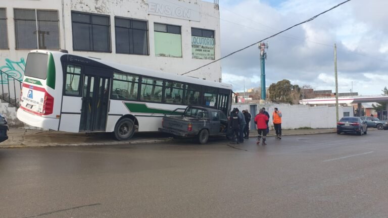 Un colectivo se quedó sin frenos, chocó contra un paredón y provocó un accidente múltiple