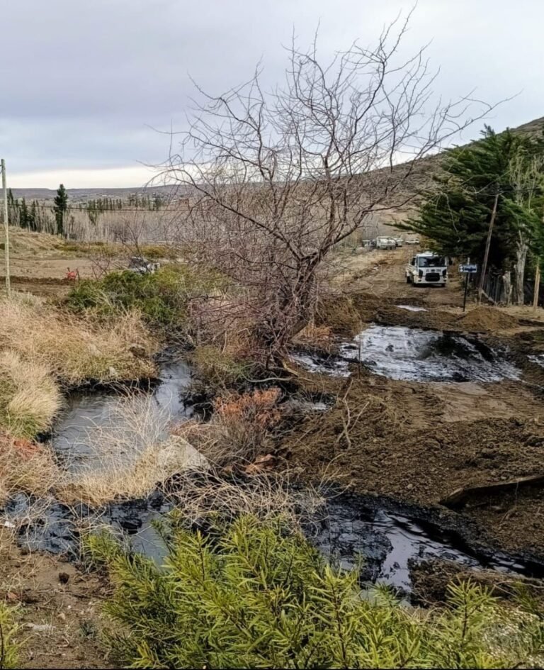 Sancionaron a YPF por el derrame de hidrocarburo en el barrio Malvinas Argentinas