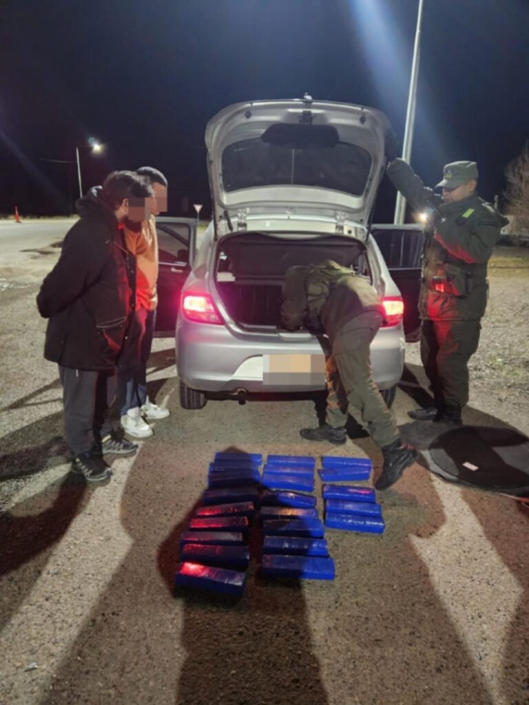 Encuentran 87 paquetes de droga ocultos en un auto en Las Grutas: tenía como destino Chubut
