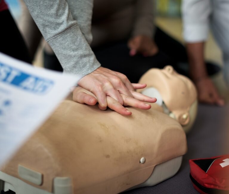 Brindan un taller de primeros auxilios: lo recaudado será donado a la Fundación Somos Azules