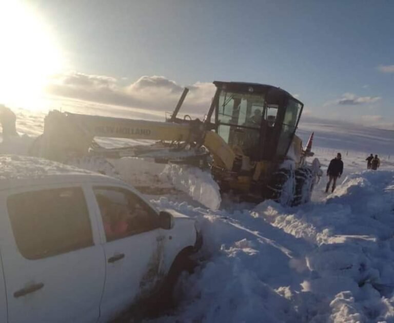 Rescataron a una familia barada en el Lago N°2 de Rio Pico