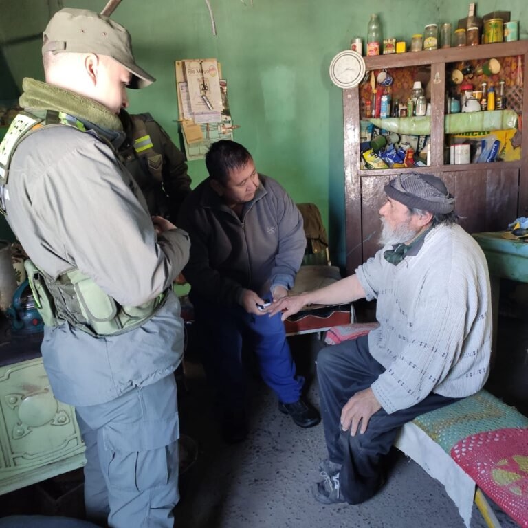Gendarmería Nacional rescató a un vehículo sanitario atrapado en nieve en Río Mayo