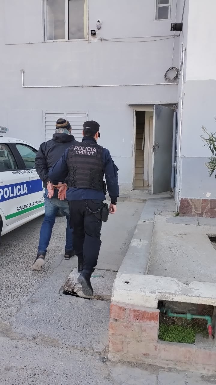 Quiso robar dos chocolates y una bandeja de carne pero fue detenido