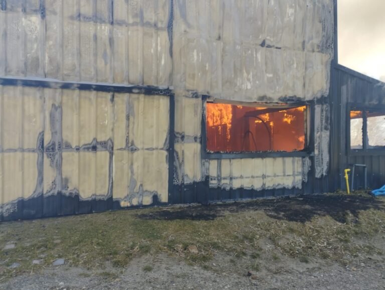 Se incendió por completo una vivienda en Km14