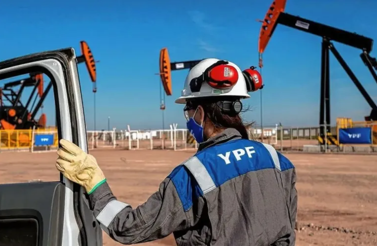 Traspaso de áreas de YPF: “Pecom está entre los principales candidatos pero se definirá en dos semanas”
