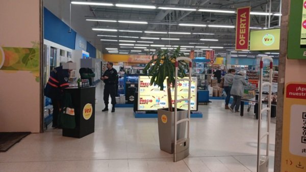 Una menor intentó robar una botella de licor y cuatro jabones líquidos