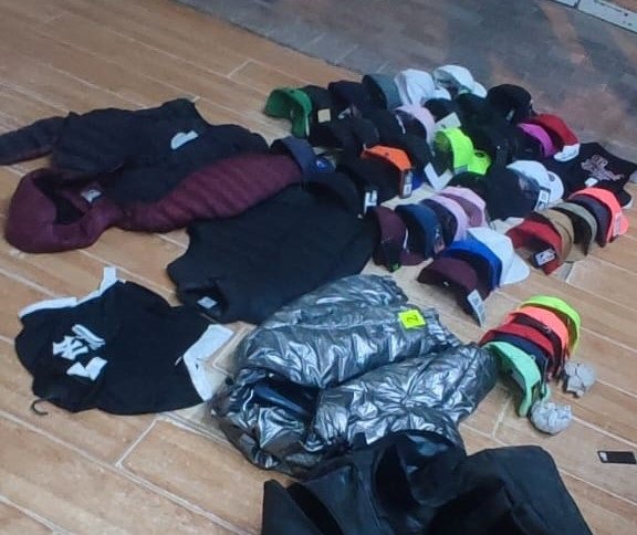 Un hombre robó ropa de un local y se escondió arriba de un árbol para no ser detenido