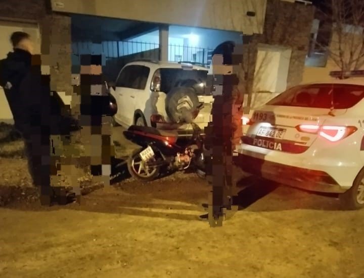 Andaban a alta velocidad, sin luces y en una moto robada escapando de la policía