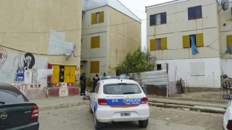 Estaba por subirse al auto cuando un hombre apareció y le comenzó a disparar