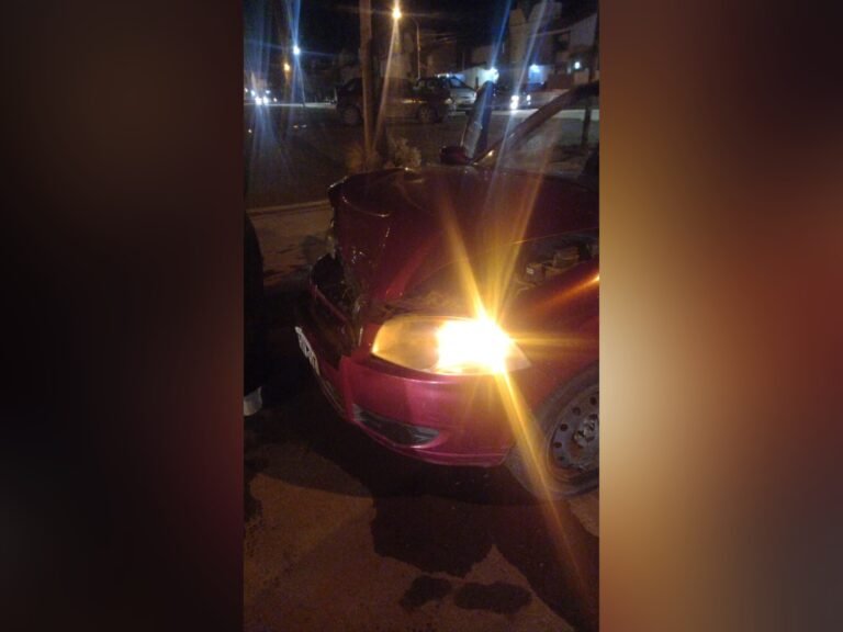 Un hombre resultó herido y debió ser trasladado al hospital tras chocar con una camioneta