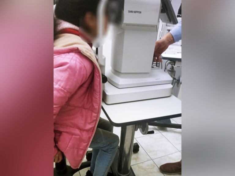 Es madre soltera y busca trabajo para comprarle lentes a su hija: “Ve solo un 10% y no puede ir a la escuela”