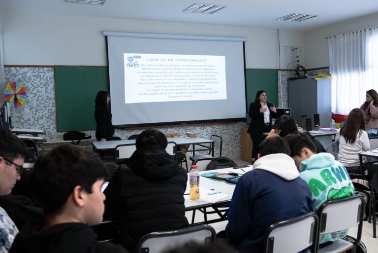 Defensa del Consumidor concientiza a jóvenes con el ciclo de charlas en escuelas