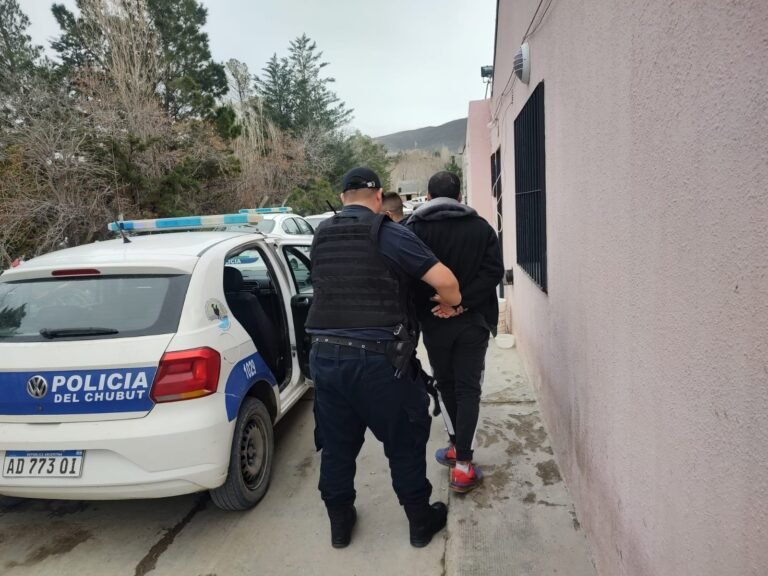 Salió corriendo al ver a la policía y se metió en la casa de una desconocida para no ser detenido 