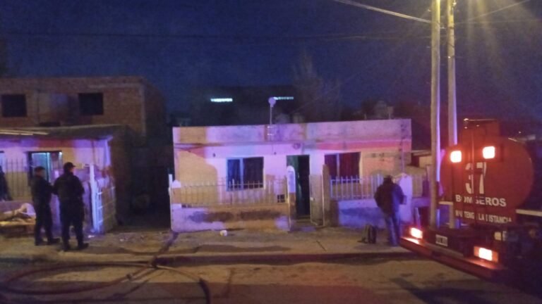El fuego consumió por completo una vivienda del barrio Máximo Abásolo