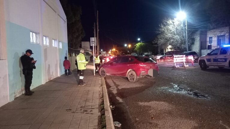 Conducía alcoholizado y se quedó dormido en el auto sobre la vereda de la Escuela N°13