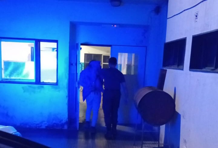 Dos jóvenes dañaron la puerta de una oficina del Hospital y entraron a robar 
