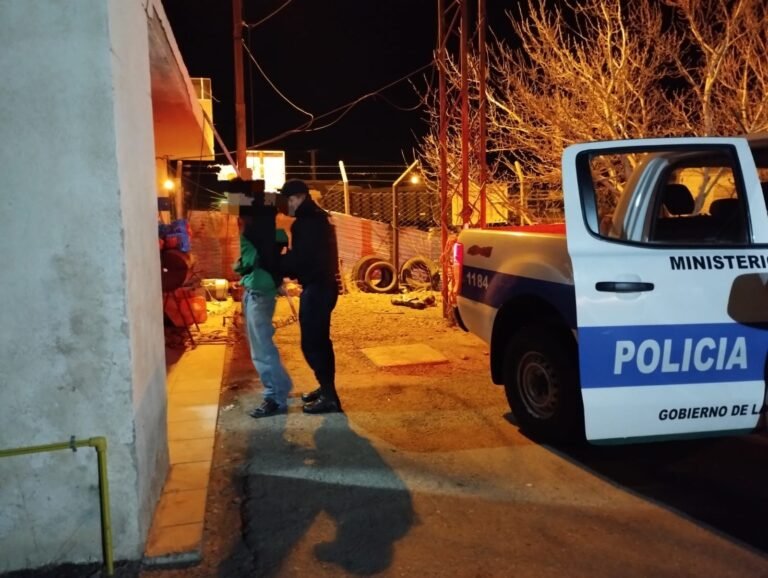 Causó disturbios en una panadería, rompió un auto y dos vecinos lo detuvieron 