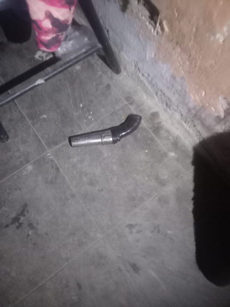 Con una “tumbera” ingresaron a una vivienda, golpearon a una mujer y destrozaron muebles