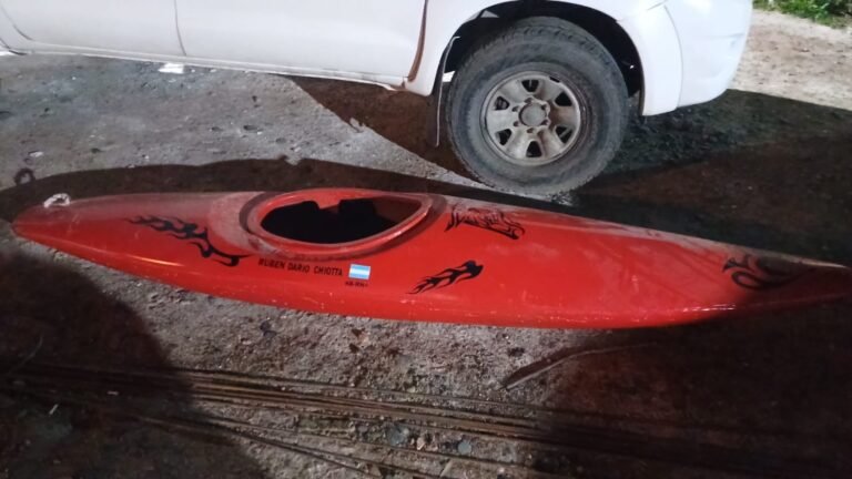 Iba en el auto con un kayak robado y al ver a la policía, intentó dejarlo tirado