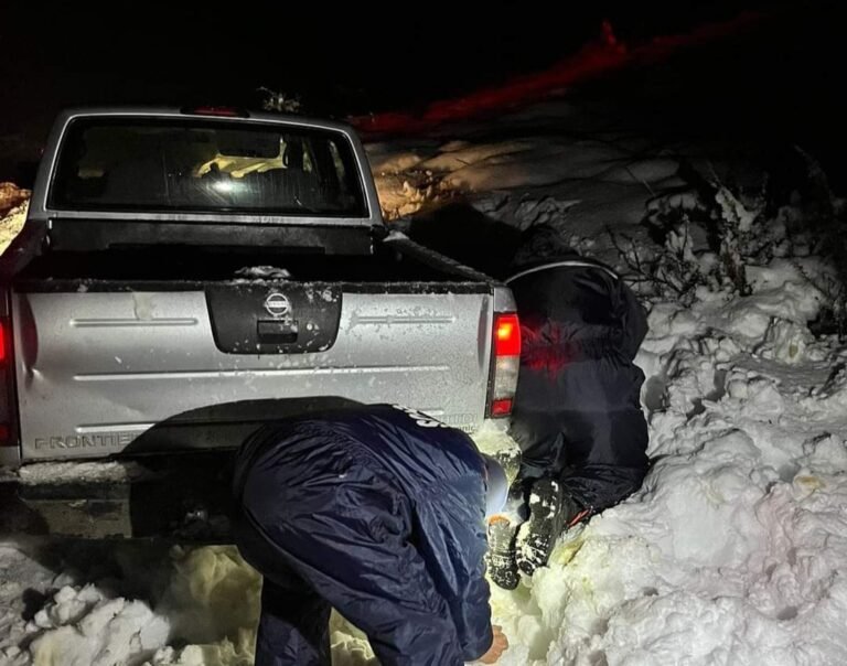 Dos personas quedaron atrapadas en su vehículo debido a la acumulación de nieve 