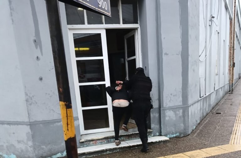 Entraron al Hospital Regional con un arma blanca, agredieron a un hombre y lo amenazaron