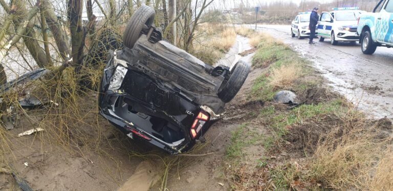 Camino Roque González: perdió el control del vehículo y volcó