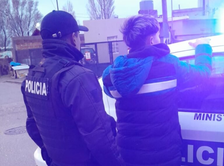 Dos menores de 15 años andaban con un arma tomando alcohol en la vía pública