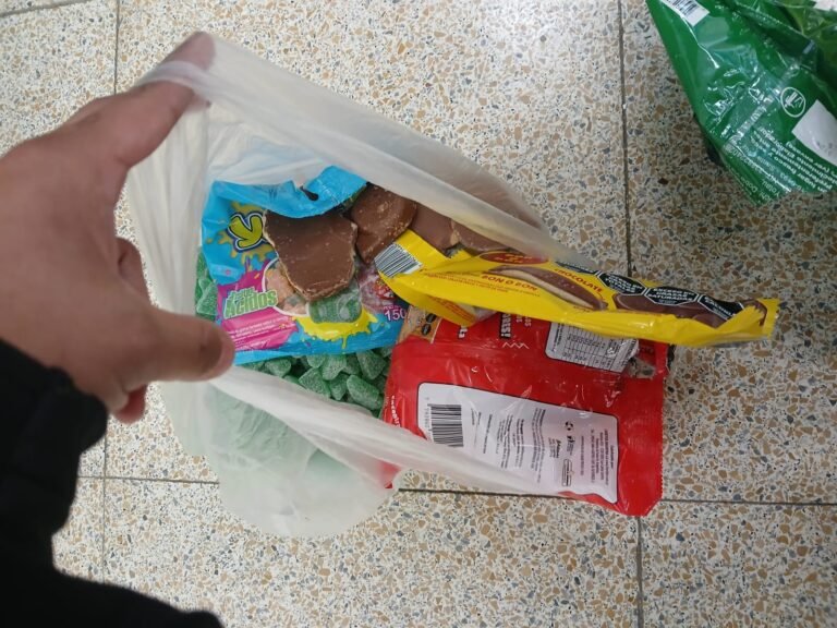 Demoraron a un tío, junto a su sobrina menor de edad, por consumir productos dentro del supemercado