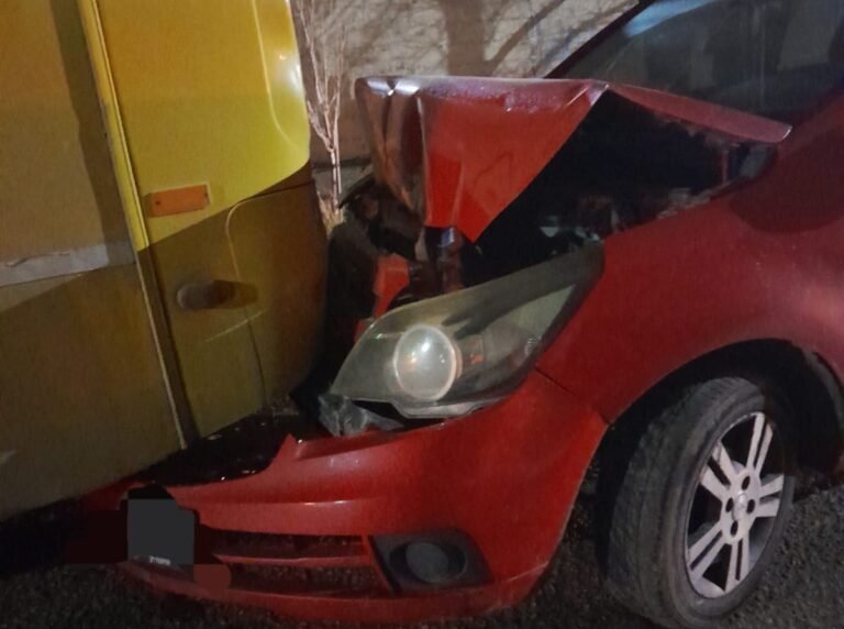 Perdió el control del auto y chocó contra un colectivo que estaba estacionado