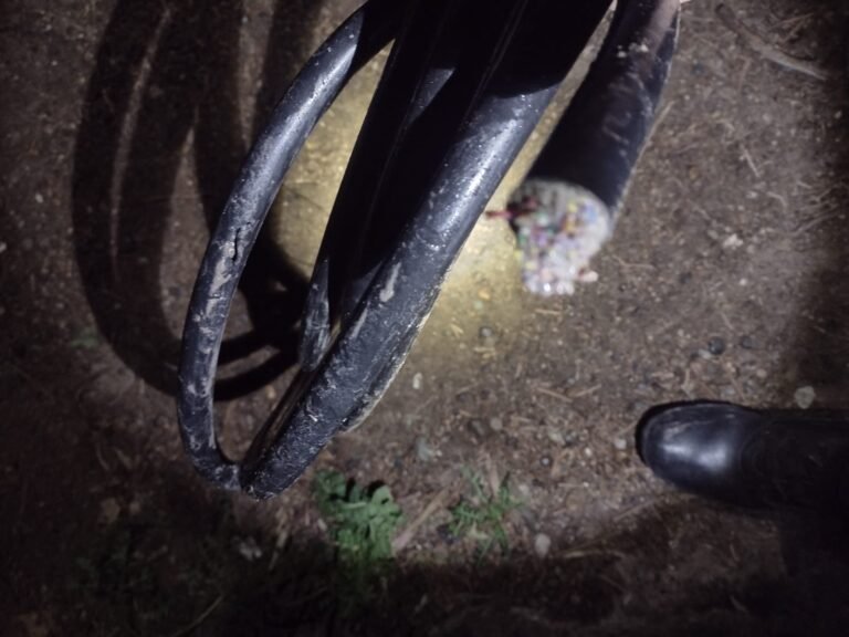 Un menor de 17 años fue descubierto robando cables de fibra óptica con una pinza y un cuchillo