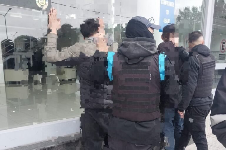 Dos menores rompieron el vidrio de un auto, robaron una cartera y salieron corriendo