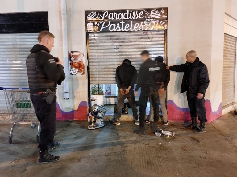 Un menor de 16 años entró a robar una pastelería para llevarse batidoras, cafeteras y una amadora