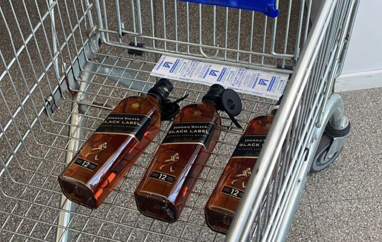 Tenía averiguación de paradero y lo encontraron robando tres botellas de whisky