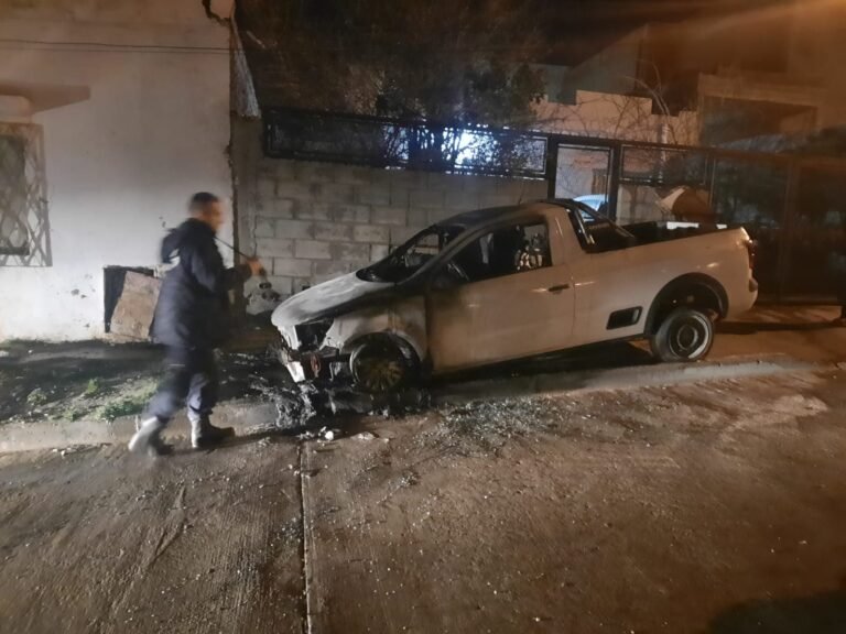 Una camioneta fue consumida por el fuego y el dueño cree que fue intencional