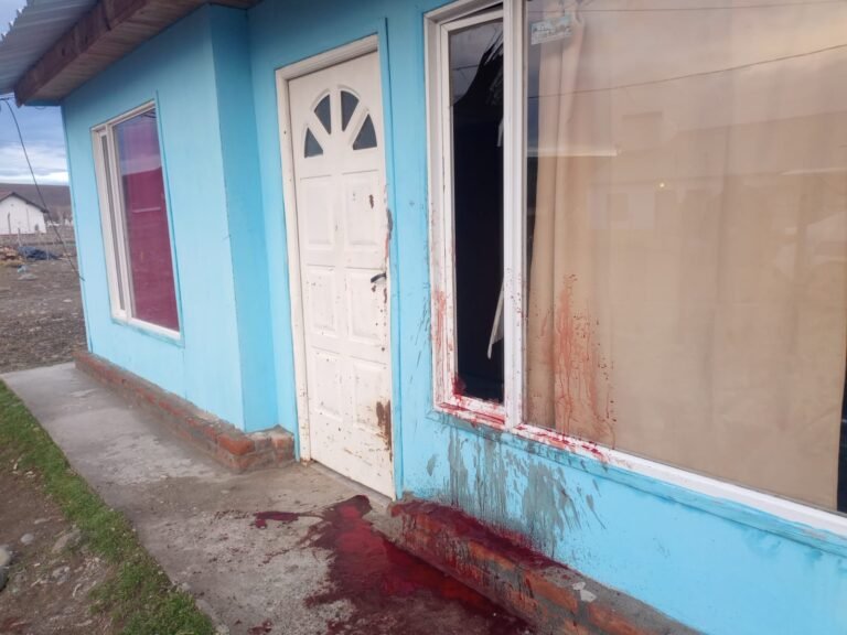 Terminó internado al tratar de abrir la puerta de su casa en estado de ebriedad 