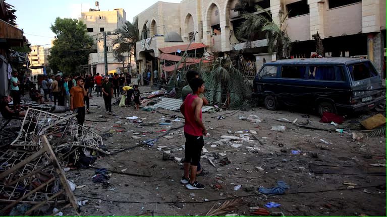 Guerra en Gaza: al menos 100 personas murieron en un ataque de Israel contra una escuela que servía de refugio