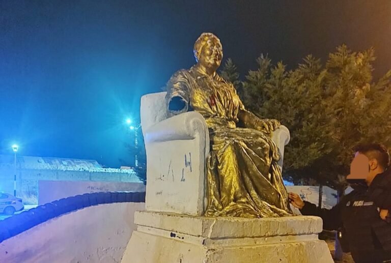 Le cortaron el brazo a la estatua simbólica de la madre de Perón en Km 5