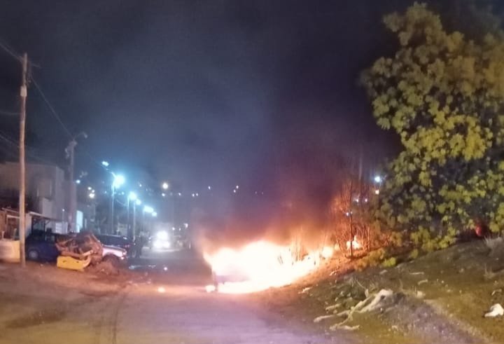 Le prendieron fuego el auto estacionado afuera de su casa en el Máximo Abásolo 