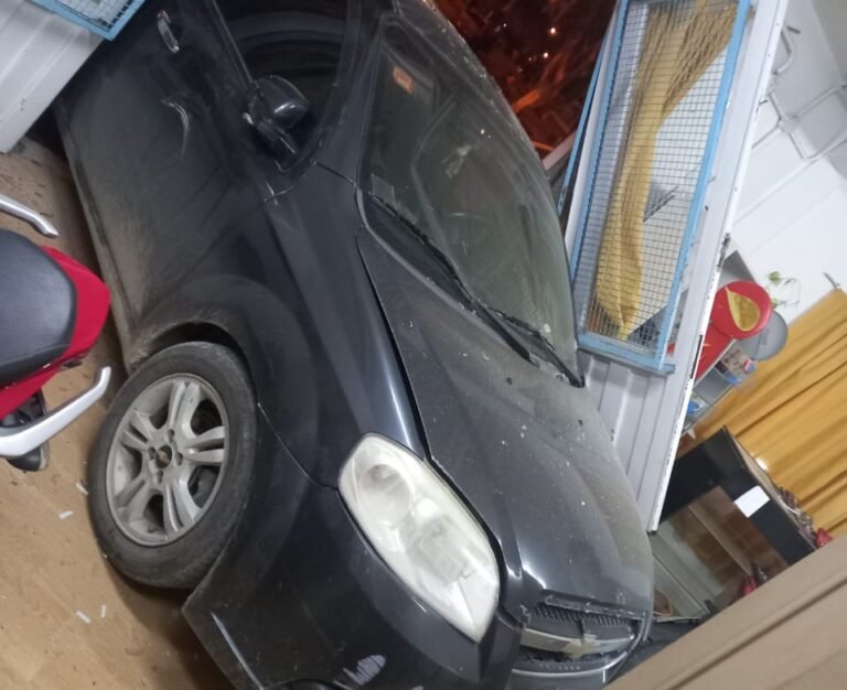 Manejaba borracho, perdió el control del auto y terminó adentro de una casa