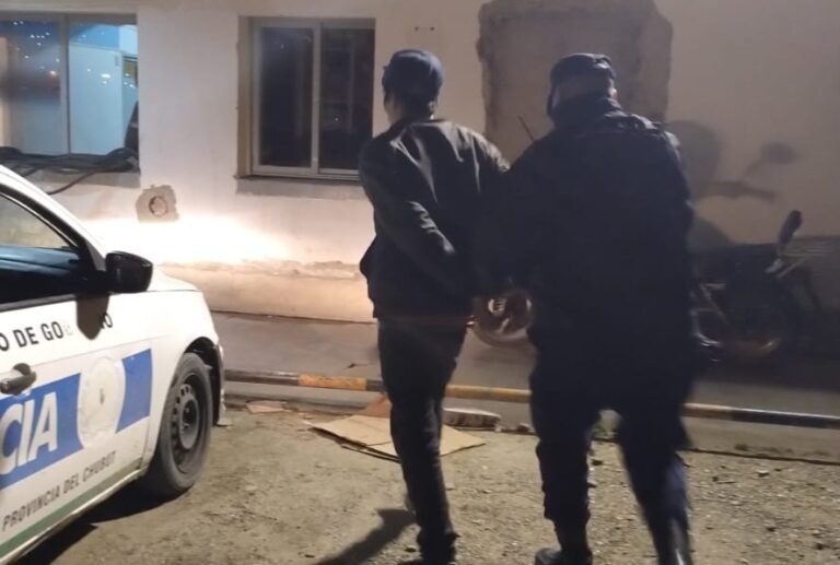 Caminaba por el barrio San Cayetano y tenía pedido de captura vigente