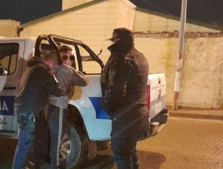 Un testigo alertó a la policía de un ladrón que estaba robando pertenencias de una camioneta