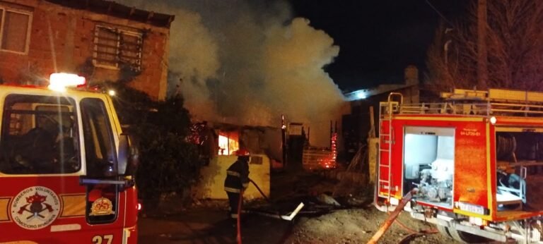 Por un desperfecto eléctrico se incendió una casa y las pérdidas fueron totales