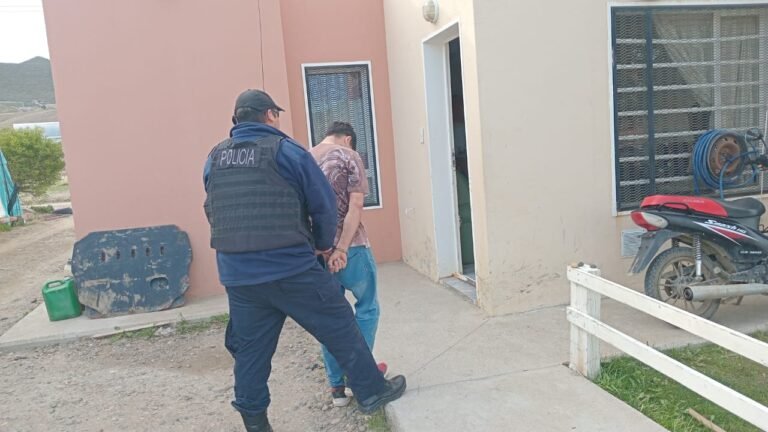 Robó en una casa, escapó en bici, pero un vecino salió a correrlo y lo atrapó