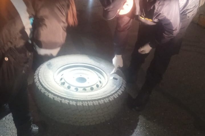 Atraparon a un mecánico robando la cubierta de una camioneta en La Loma