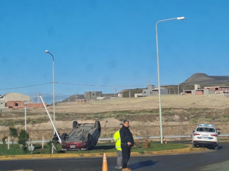 Una mujer resultó herida y debió ser trasladada al Hospital Alvear tras un fuerte vuelco